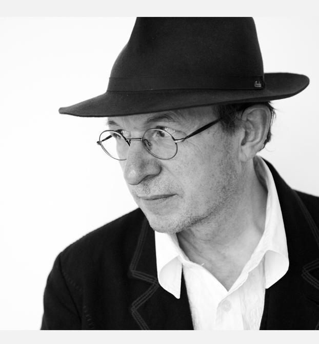 Bernard Cavanna, auteur, compositeur, cinéaste portrait profil chapeau