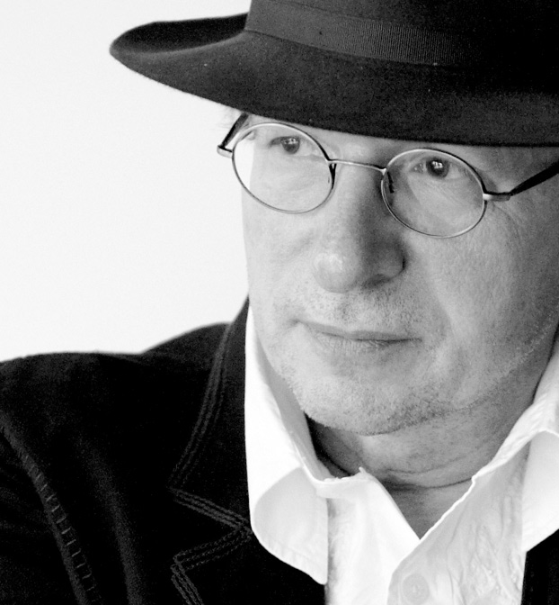 Bernard Cavanna, auteur, compositeur, cinéaste portrait chapeau de face